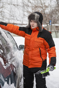 少年从雪地里清洗汽车图片