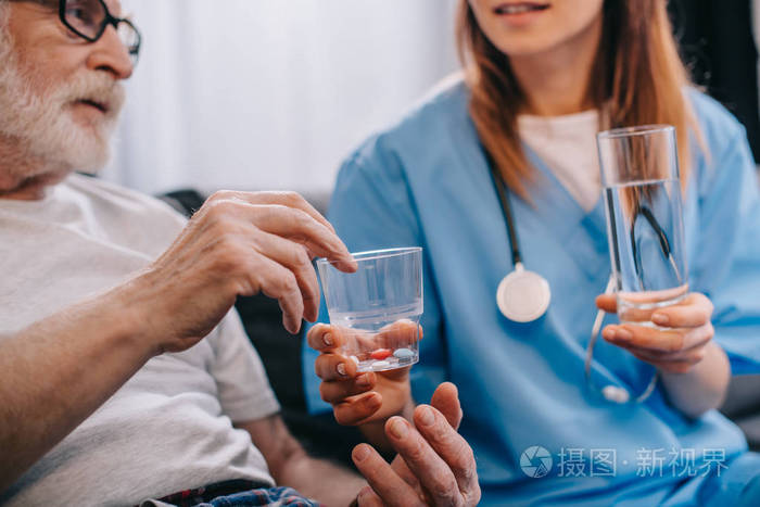 女护士给老年病人吃药