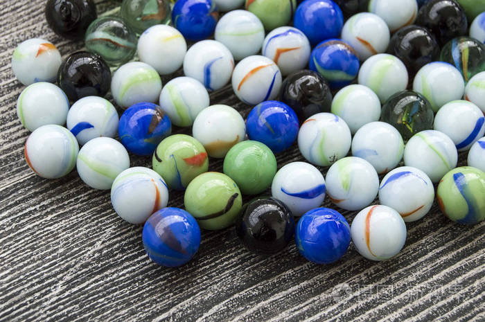 五颜六色的大理石玻璃弹珠和球图片