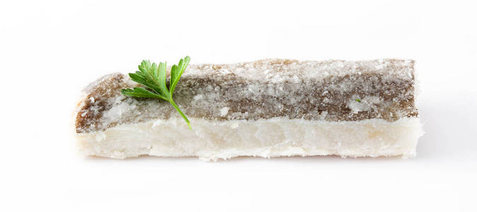 在白色背景上分离的腌制干鳕鱼。 典型的复活节食物