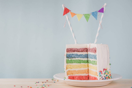 生日背景带白霜的条纹彩虹蛋糕