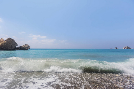 绿松石波。海滩附近的阿芙罗狄蒂石头。塞浦路斯地中海