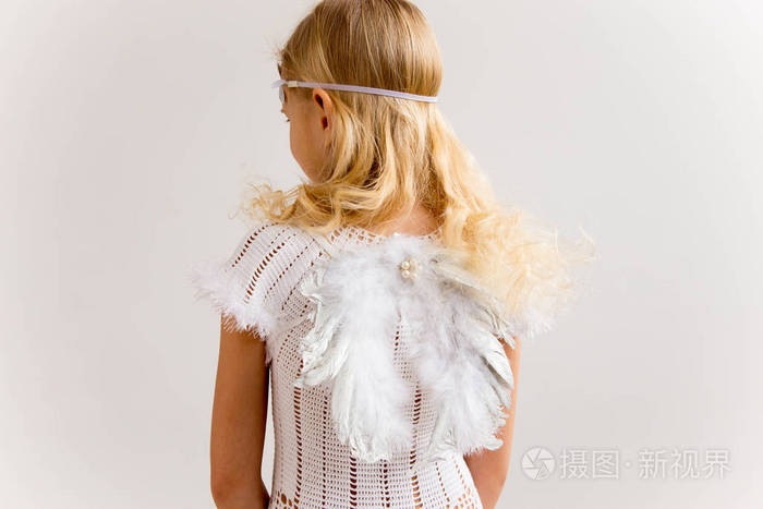 天使服装的女孩