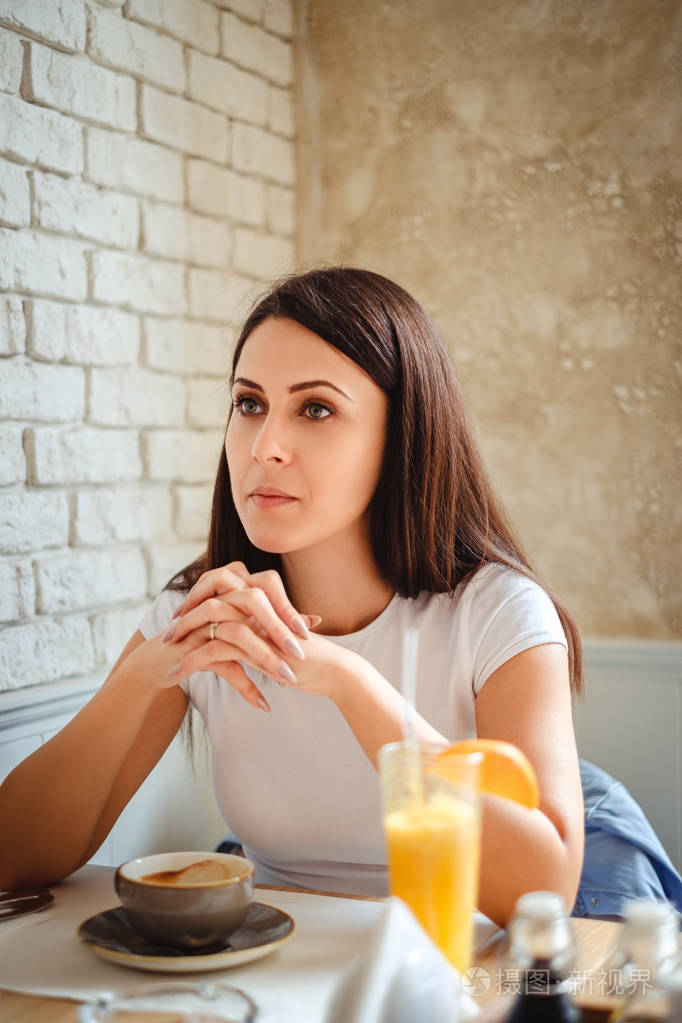 严肃的面孔看对面的女孩