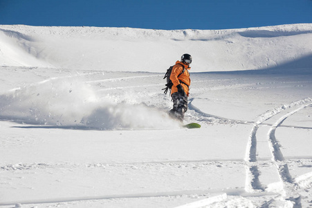 随心所欲滑雪板在山坡上滑动