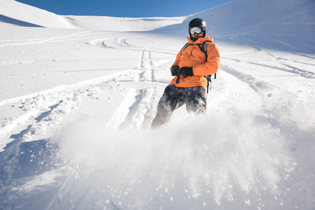 随心所欲滑雪板滑下山坡