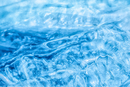 美丽的明亮的蓝色冰. 水晶般的天然纹理. 冬天关闭背景.照片
