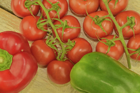 新鲜的樱桃西红柿, 红色和绿色的甜椒在质朴的木白色背景。白色背景。特写。扁平设计