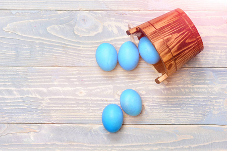在存储桶中的蓝色颜色中画的传统蛋