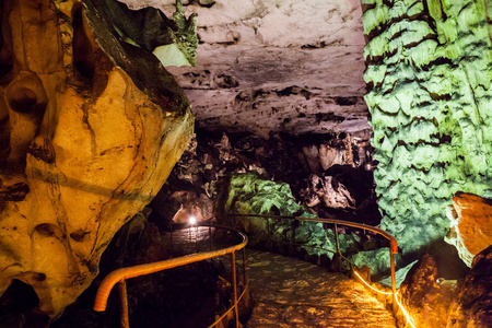 从神奇的保加利亚洞穴Magura的场景。高分辨率和细节