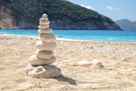 在海边海滩上平衡几块石头