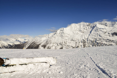 滑雪与山背景, 被捉住在 La 律, 山谷 d  Aost