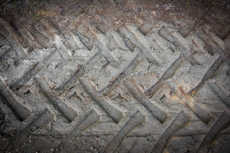 泥泞道路上的轮胎痕迹