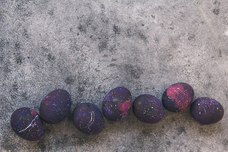 复活节彩蛋画得像星空和行星照片