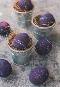 复活节彩蛋画得像星空和行星照片