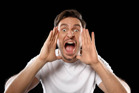 愤怒的呐喊图片