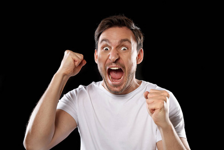 那家伙在空中大声喊叫. 紧张的足球迷正在为他的球队大喊大叫.