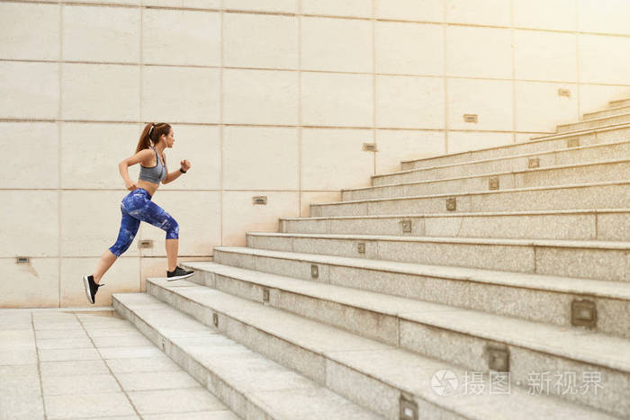 在城里跑上楼梯的女人
