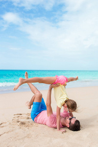 快乐的爸爸和他的小女儿在热带海滩乐趣