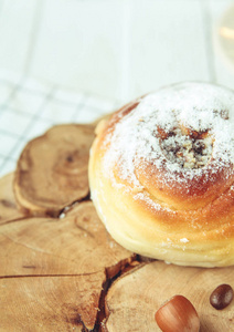 撒上糖粉的甜面包照片
