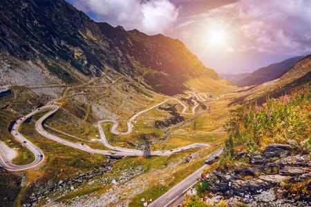 Transfagarasan 在夏天通过。穿越喀尔巴阡山