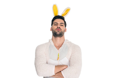 穿着兔子服装的男人,交叉双臂站在白色复活节概念上照片