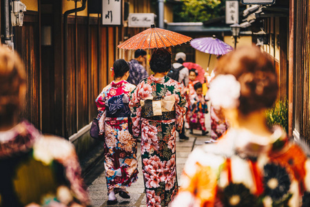 在传统的日本和服，走在京都，日本妇女