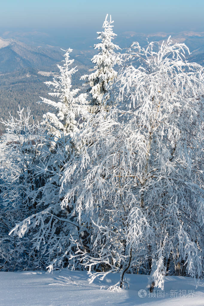 冬天山下雪的风景