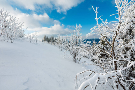 冬天山下雪的风景