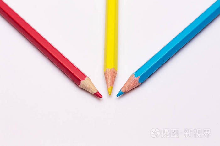 三支黄色红色和蓝色的铅笔