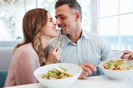 幸福浪漫情侣的照片吃 salats
