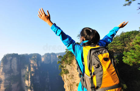 张家界山顶女徒步者张开双臂