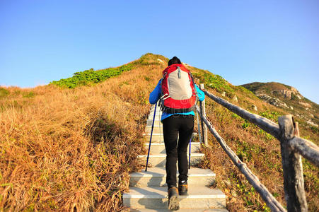 背包客的天堂登山妇女在山上爬楼梯照片