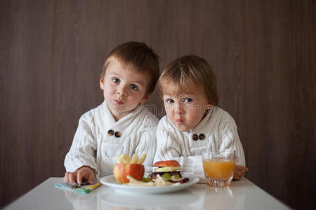 两个小男孩，吃水果三明治