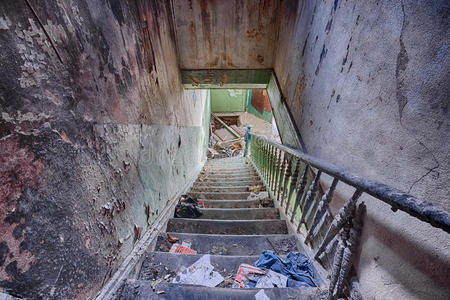 废弃房屋的楼梯