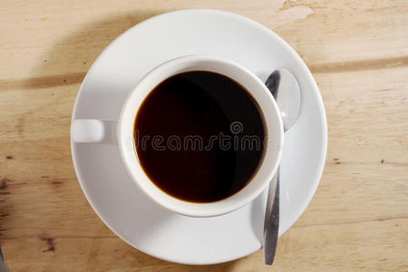 咖啡杯靠在木桌上
