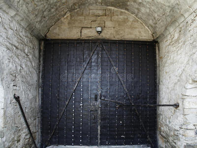 大脚泉眼传统老式大脚凳式铁门照片