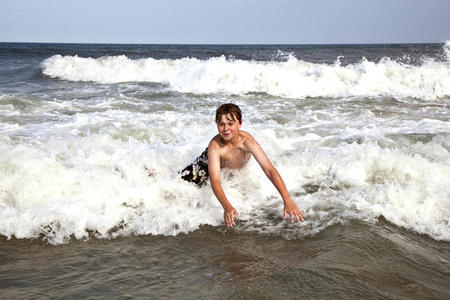 男孩在海浪中玩得很开心