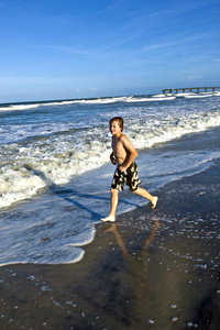 男孩在沙滩上奔跑