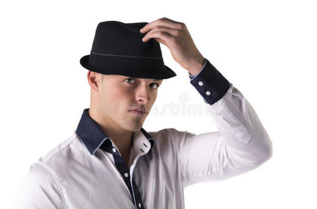 漂亮的年轻人，戴着软呢帽，穿着白衬衫