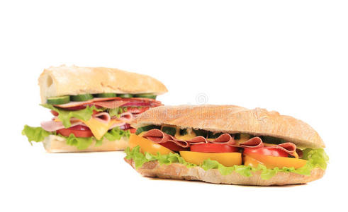 两个法式面包三明治。