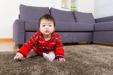 亚洲女婴在地毯上爬行