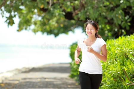 在海滩上慢跑的女孩