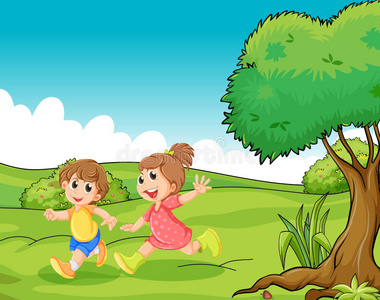 两个可爱的小孩在树边的山顶玩耍