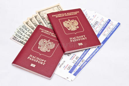 两本护照，现金和机票