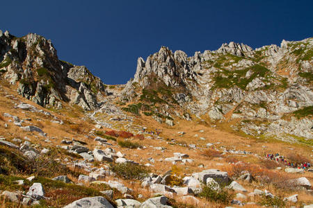 一群山里的徒步旅行者。日本阿尔卑斯山脉中部。