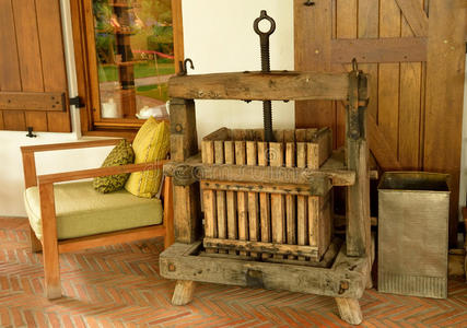 压榨葡萄老葡萄压榨机照片