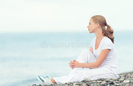 白衣女子在海边休息