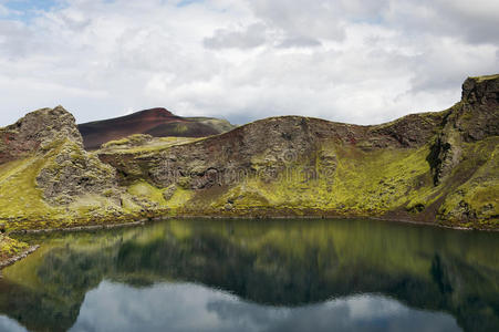 冰岛，阳光明媚的火山口中的静谧湖泊