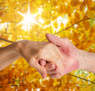 老人们手牵手.特写.照片